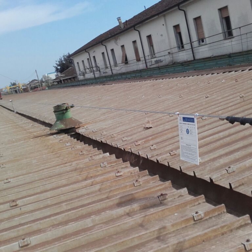STAZIONE DI CARRARA-AVENZA: Realizzazione di sistema anticaduta, fornitura e posa lattonerie tetti sulle pensiline e i vari edifici della stazione.
